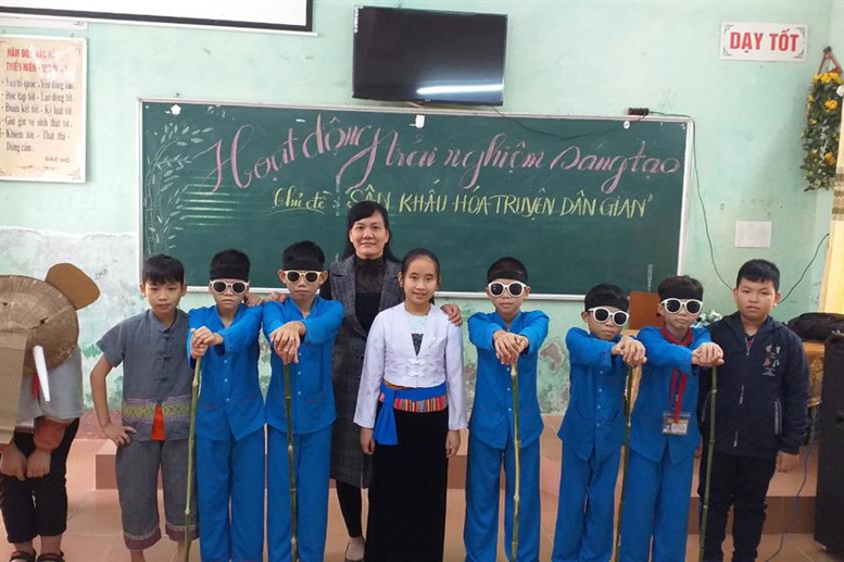 Cô giáo Phạm Thị Hà cùng các học sinh tham gia hoạt động