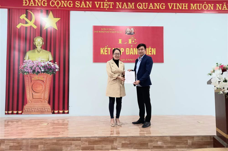 Đồng chí Bí thư chi bộ: Đào Tuấn Sơn trao quyết định cho đảng viên mới