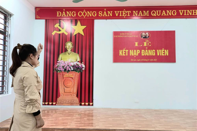 Đồng chí: Nguyễn Thị Nhàn tuyên thệ