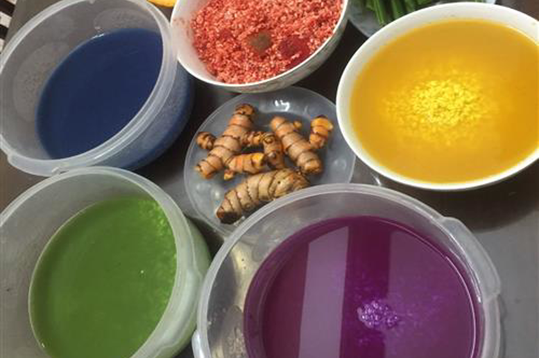 Hình ảnh Tạo màu từ lá dứa thơm, gấc, nghệ, lá đồ xôi, hoa đậu biếc