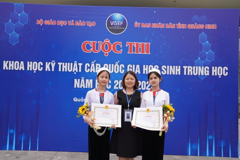 Đoàn học sinh trường PT DTNT THCS&THPT huyện Tân Lạc và cô giáo hướng dẫn vinh dự giành giải thưởng tại cuộc thi mang tầm quốc gia.