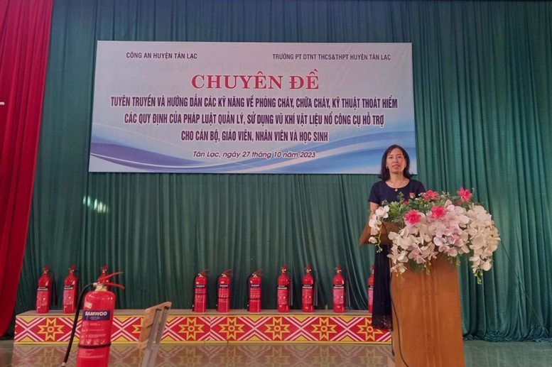 Cô giáo Vũ Thị Hoa –Phó Hiệu trưởng phát biểu khai mạc