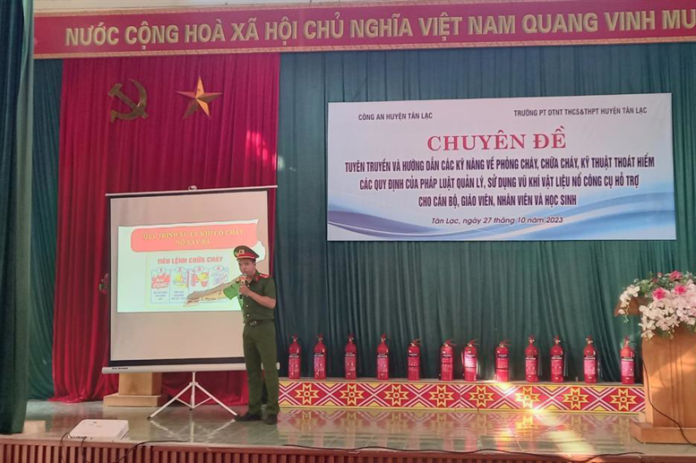 Đ/c Bùi Xuân Sắc cán bộ Đội quản lý hành chính về trật tự xã hội Công an huyện Tân Lạc tuyên truyền về PCCC và CNCH