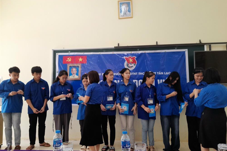 Đồng chí Đào Kim Thương – Phó bí thư Đoàn trường đã công bố và trao huy hiệu đoàn cho 21 đoàn viên mới