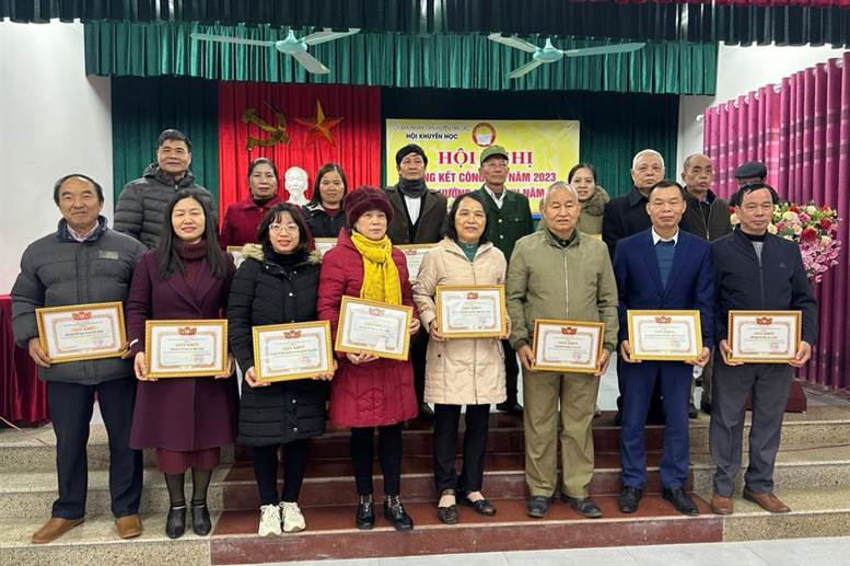 Đồng chí Dương Ngọc Loan – Phó bí thư Chi bộ, Phó Hiệu trưởng nhà trường, đại diện đơn vị lên nhận giấy khen và phần thưởng của BCH Hội Khuyến học huyện Tân Lạc