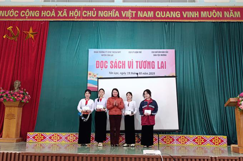 Cô giáo Bùi Thị Hải Yến trao phần thưởng cho các bài thi xuất sắc