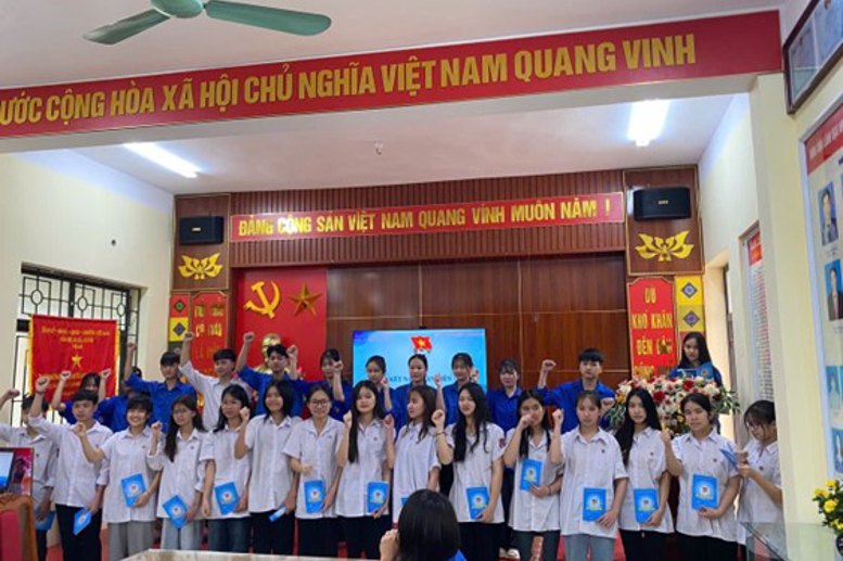 Đoàn viên mới thực hiện tuyên thệ