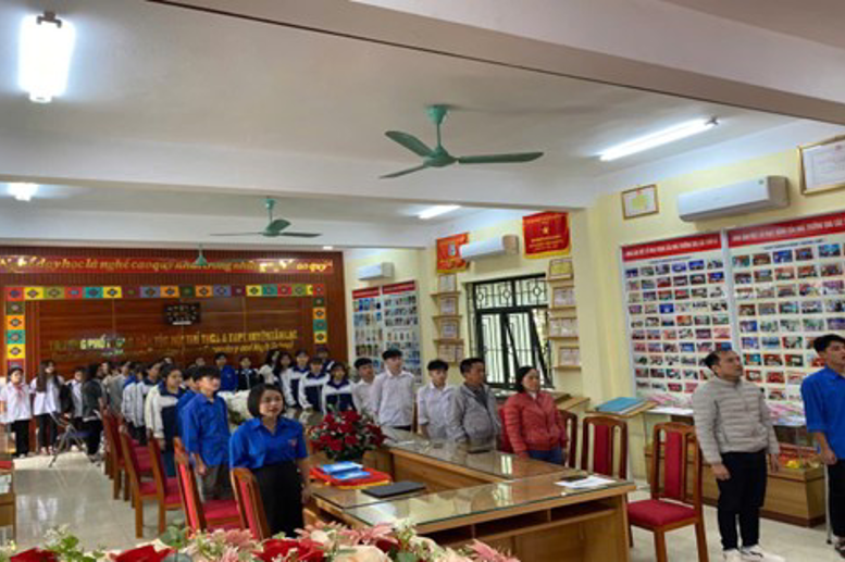 Hình ảnh các thầy cô giáo và các bạn đoàn viên trong buổi lễ