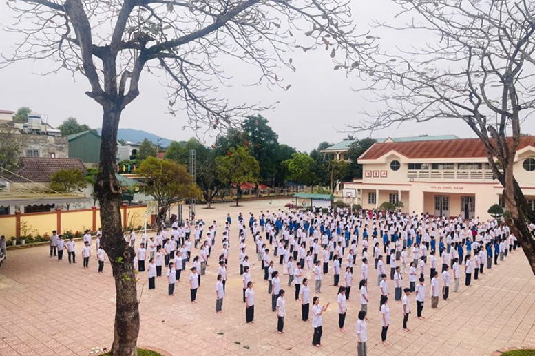 Toàn cảnh học sinh tham gia luyện tập 