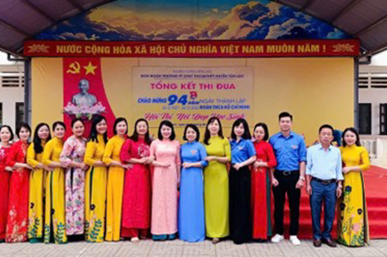 Hình ảnh tập thể sư phạm nhà trường tại buổi tổng kết 