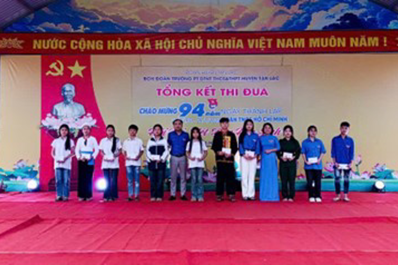 Trao thưởng  cho tập thể, cá nhân có thành tích xuất sắc trong các hoạt động thi đua 