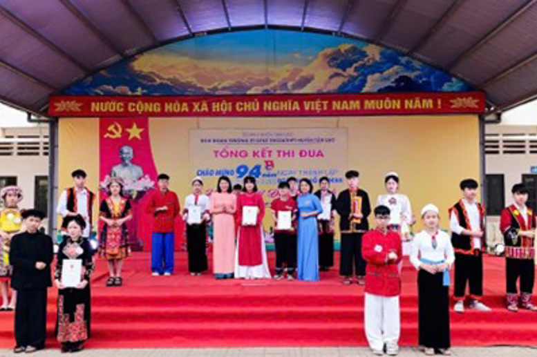 Trao thưởng cho học sinh đạt giải trong hội thi Nét đẹp học sinh