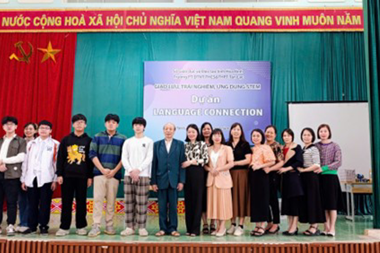 Cán bộ GV nhà trường chụp ảnh lưu niệm cùng nhóm tác giả của Dự án Language Connection