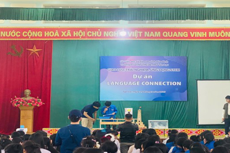 Em Trương Gia Hùng - Học sinh chuyên Lý - Trường THPT KHTN, sáng lập dự án giới thiệu cho HS nhà trường về bộ thiết bị phiên dịch thủ ngữ đa chức năng dành cho người khiếm thị