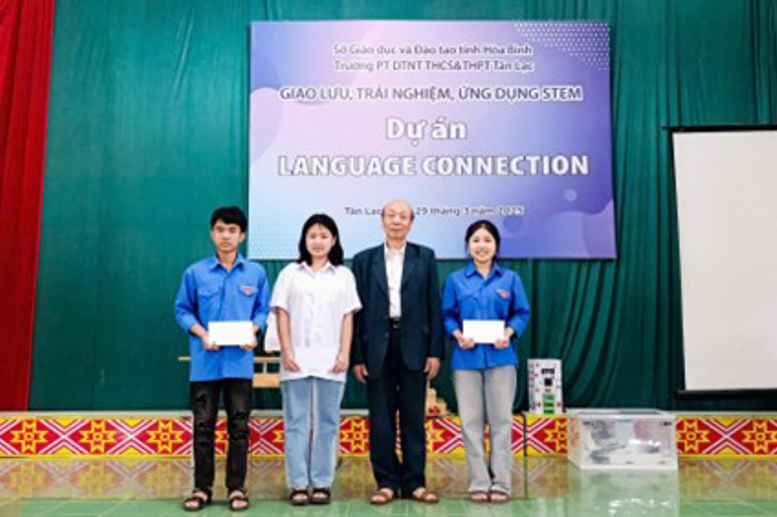 Kết thúc buổi giao lưu, đoàn công tác đã giành thời gian để trao những xuất quà tặng cho nhà trường và các em học sinh nghèo vượt khó.