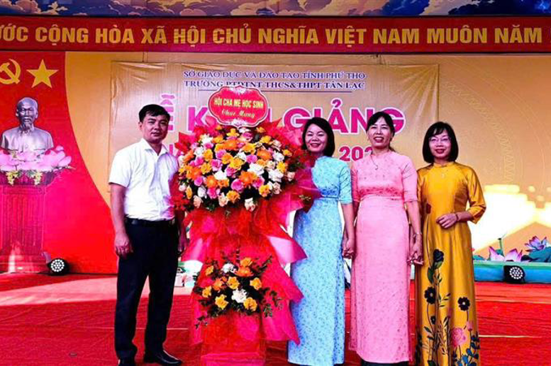 Đại diện Hội cha mẹ HS tặng hoa Nhà trường nhân dịp khai giảng 