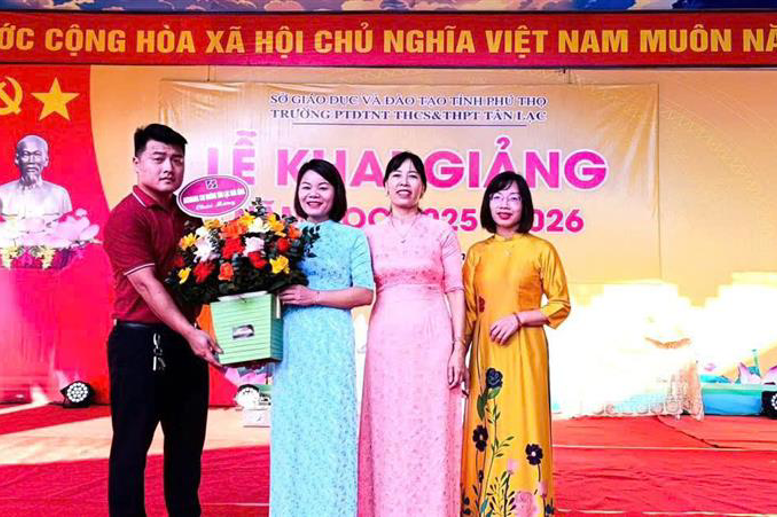 Đại diện ngân hàng Agribank tặng hoa Nhà trường 