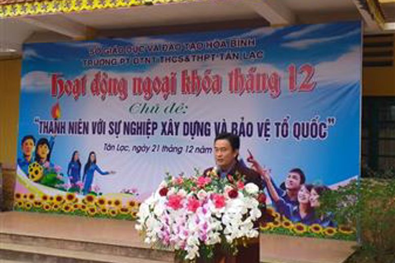 Thầy giáo Đào Tuấn Sơn - Bí thư chi bộ, Hiệu trưởng phát biểu trong lễ kỷ niệm ngày 22 - 12 - 2020